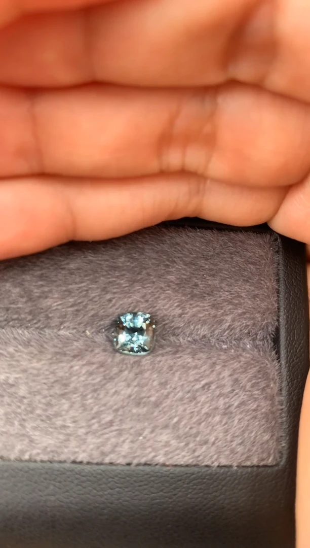 未镶嵌裸石定制尖晶石枕型 绿色调 1.50ct