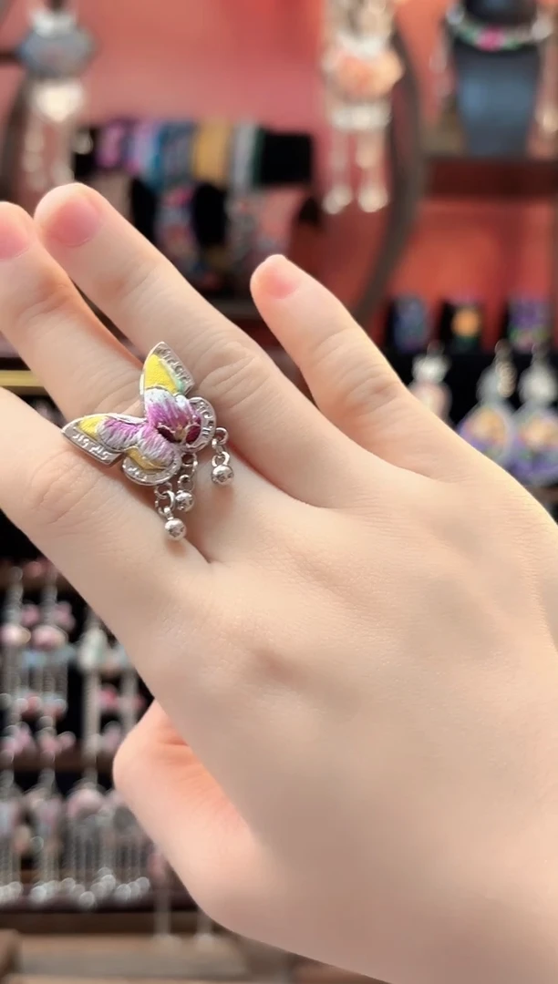 织绣云织谣民族风精美饰品   90