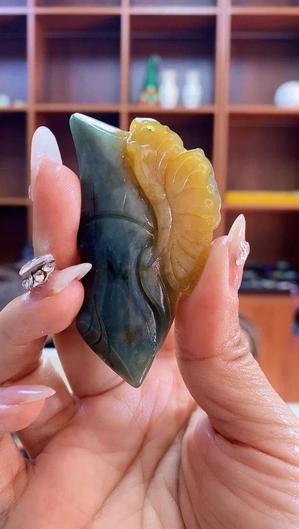 未镶嵌蛇纹石玉吊坠