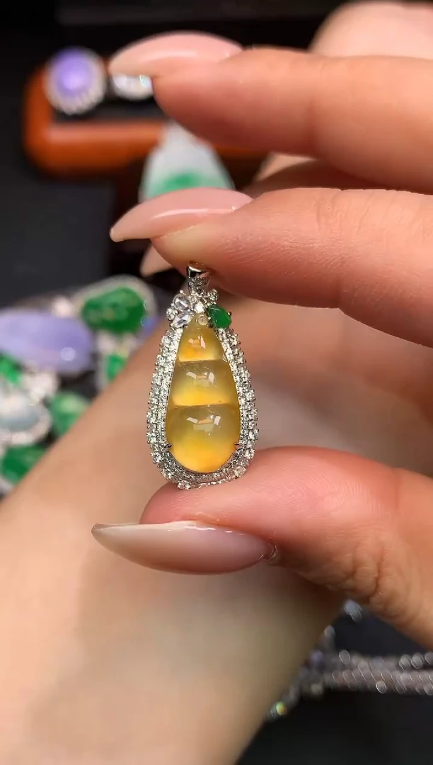 颈饰18K金镶嵌翡翠豆子