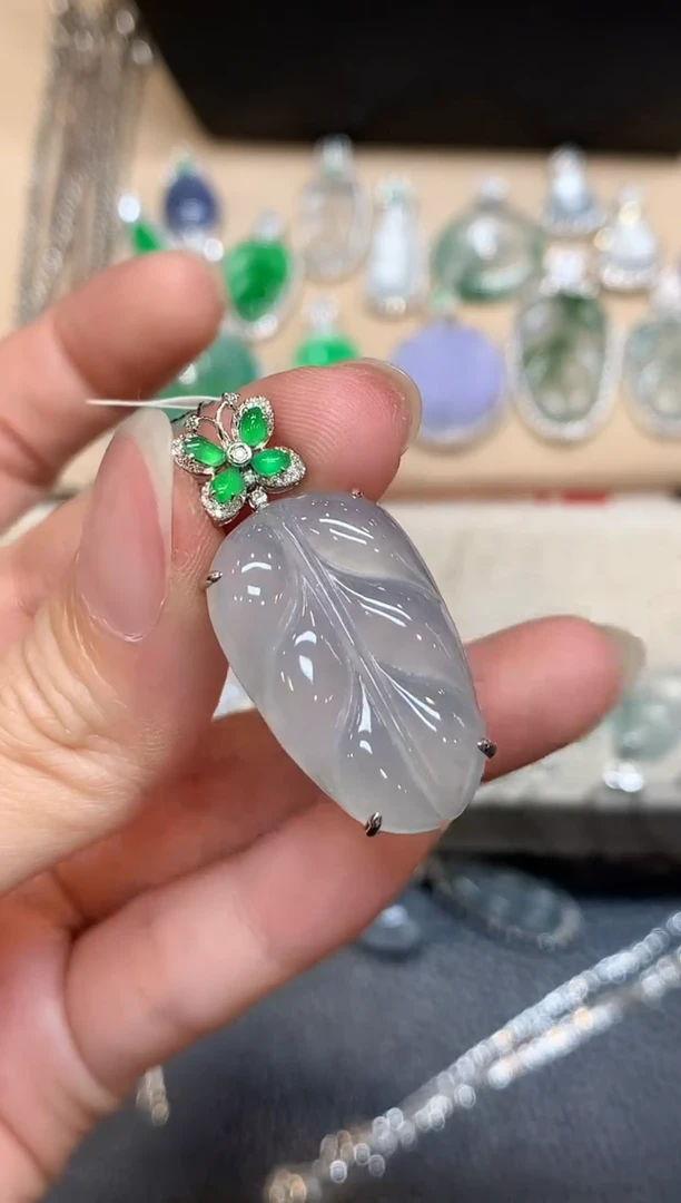 颈饰18K金镶嵌翡翠树叶【无服务费