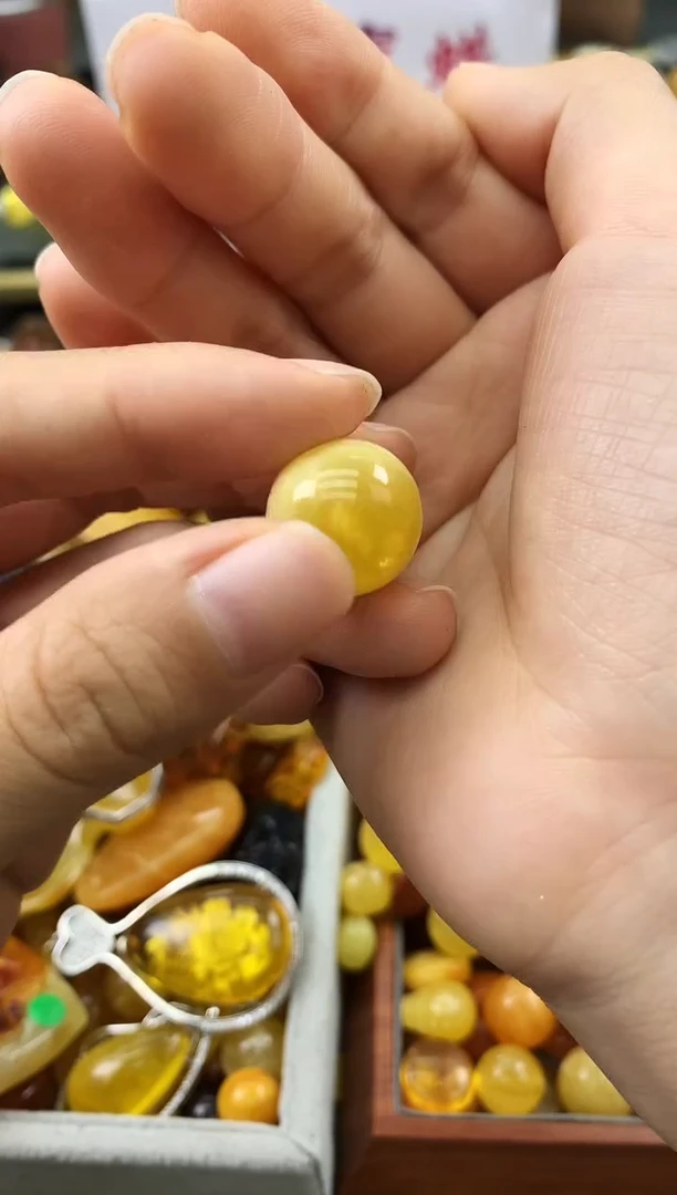 未镶嵌琥珀珠宝奇石90