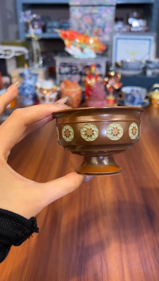 154青瓷宝相花高脚主人杯