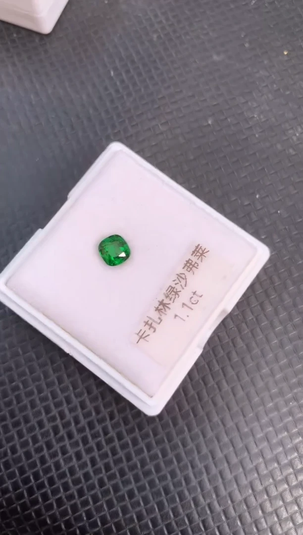 未镶嵌裸石石榴石（沙弗莱）天然沙弗莱