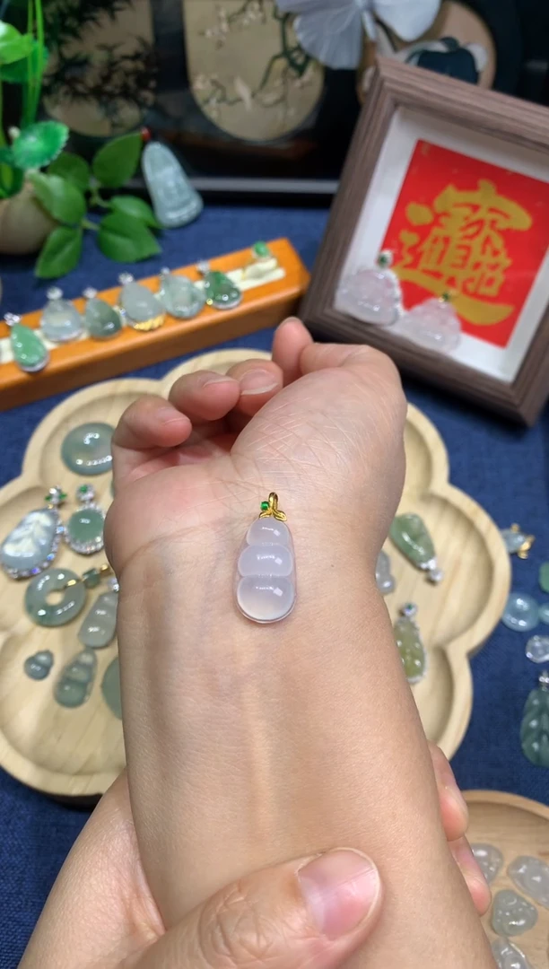 颈饰18K金镶嵌翡翠豆子