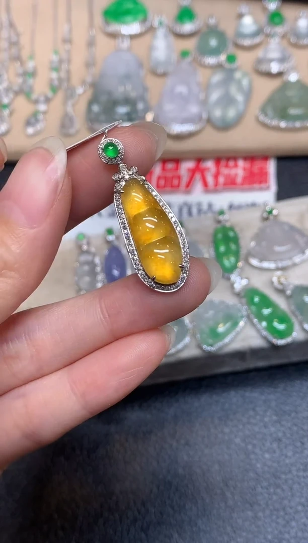 颈饰18K金镶嵌翡翠福豆【无服务费