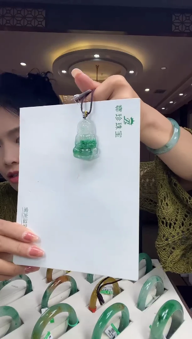 石英质玉手镯未镶嵌吊坠