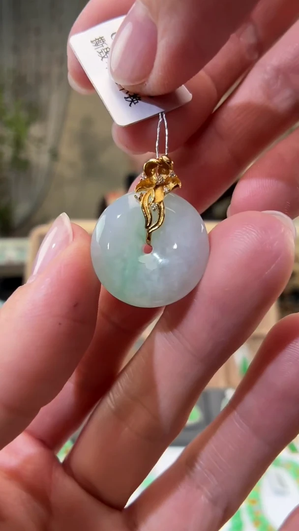 颈饰18K金镶嵌翡翠平安扣