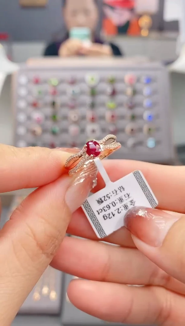 18K金镶嵌戒指红宝石章****）0.63