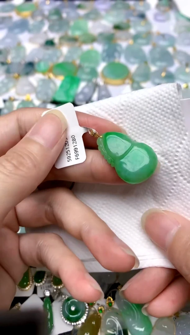 颈饰18K金镶嵌翡翠天然A货翡翠