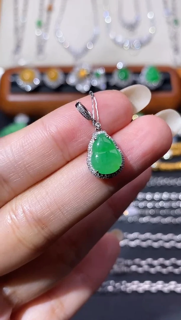 颈饰18K金镶嵌翡翠吊坠