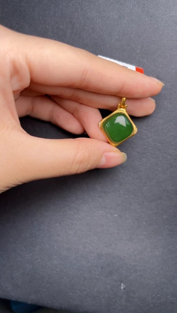 吊坠(赠链)18K金镶嵌和田玉辣菠菜绿方糖吊坠