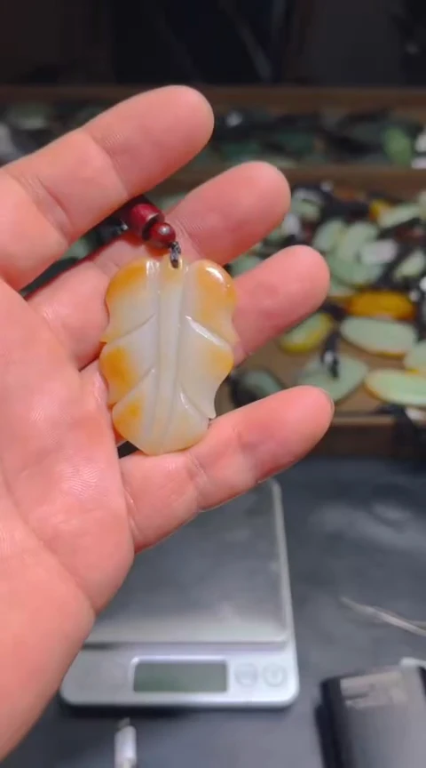 和田玉未镶嵌颈饰.