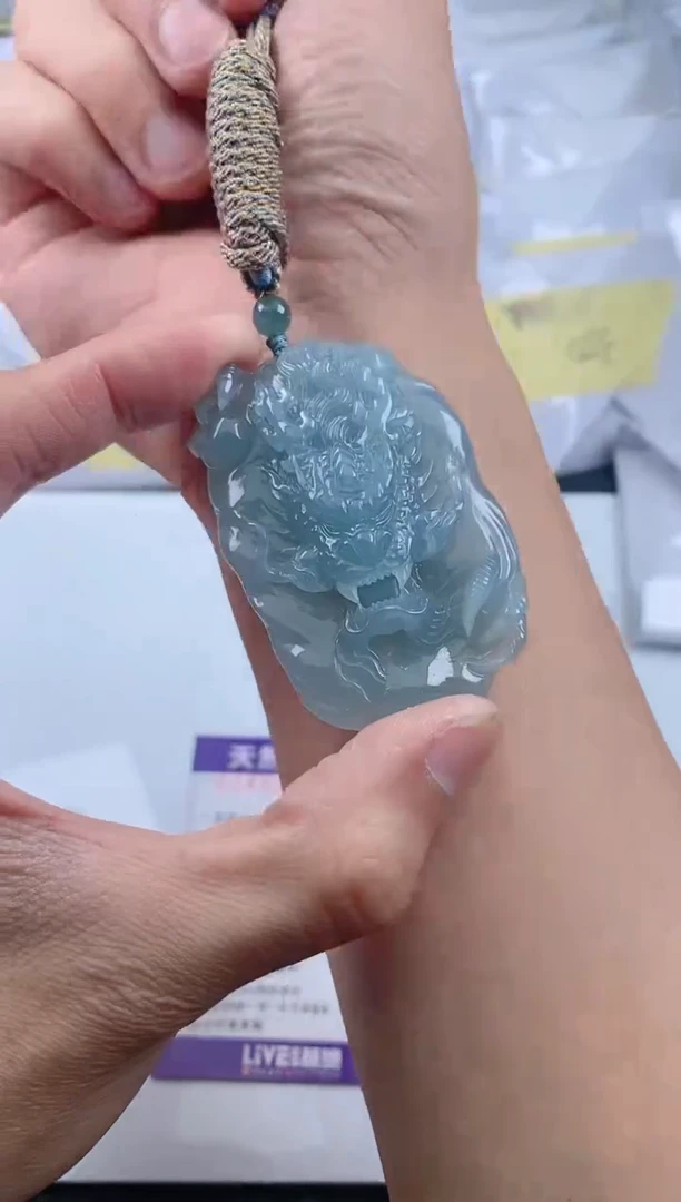 翡翠未镶嵌颈饰