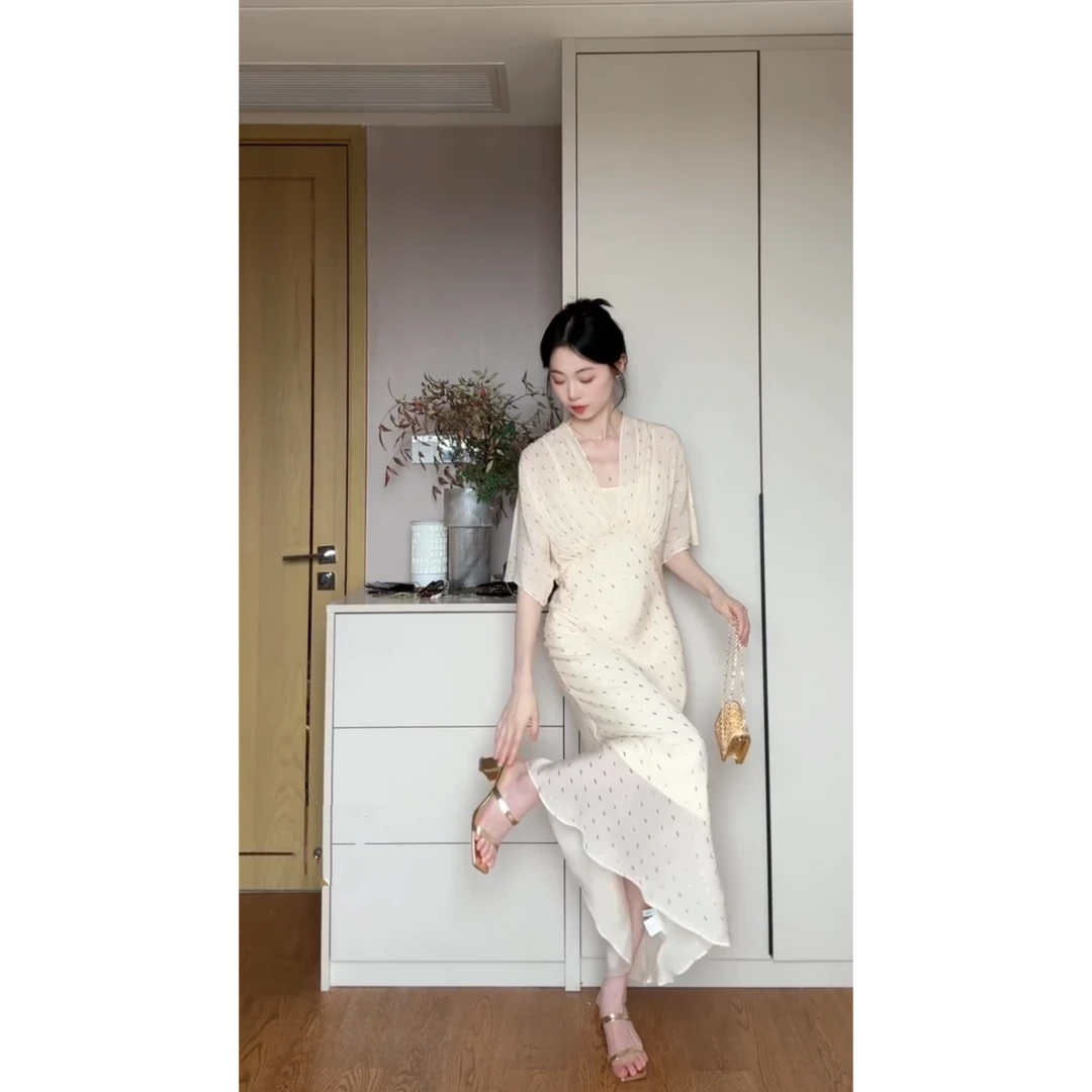 法式气质轻奢优雅气质V领波点连衣裙夏季新款温婉大方时尚长裙子