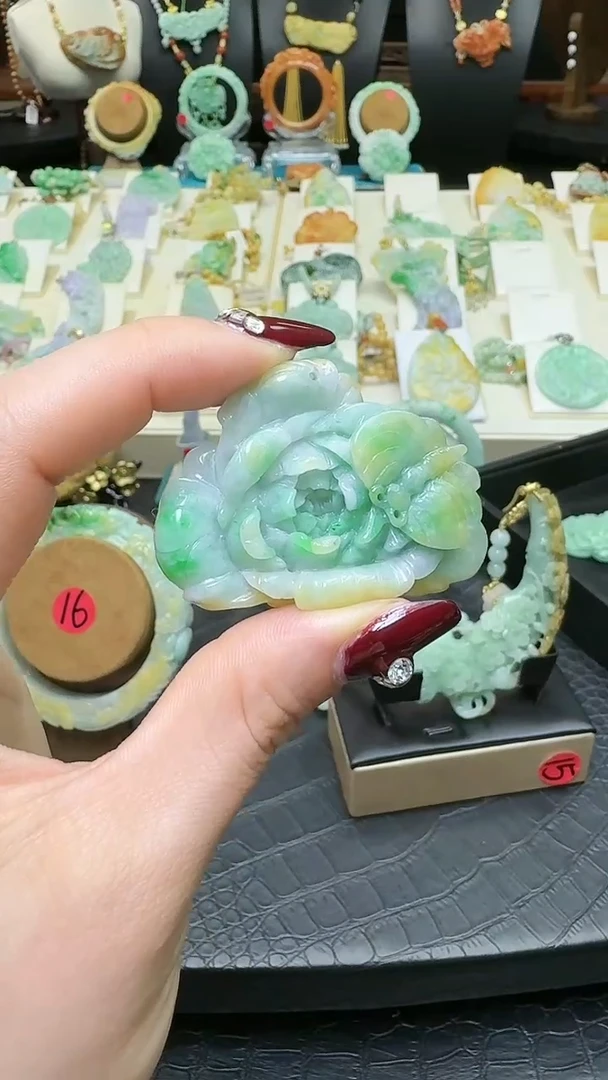 【闪购商品】翡翠颈饰未镶嵌特色黄加绿小花