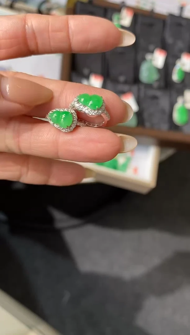 18K金镶嵌翡翠耳饰耳包