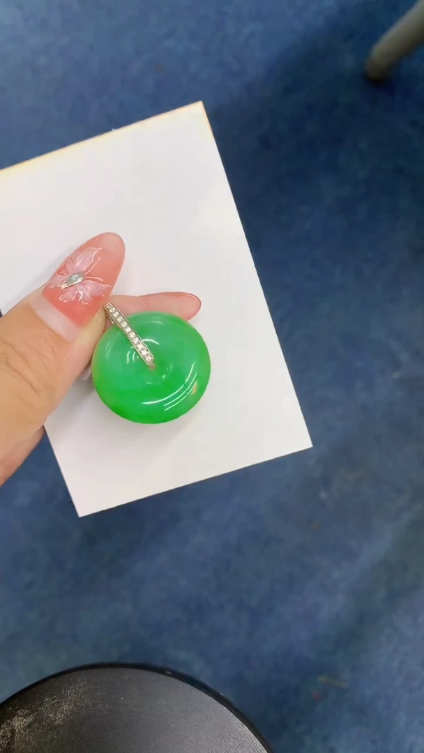 颈饰18K金镶嵌翡翠1