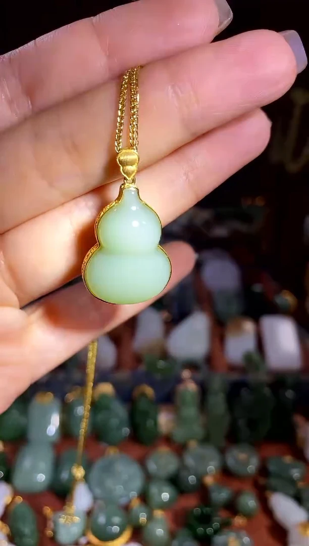 吊坠(赠链)18K金镶嵌和田玉.
