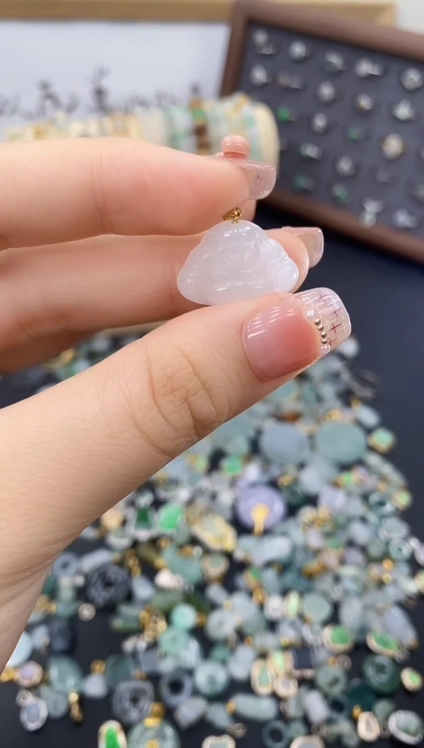 翡翠未镶嵌颈饰哥哥