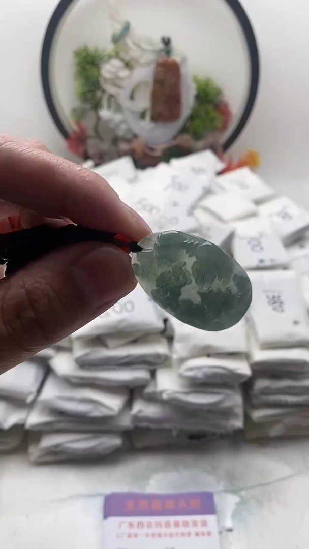 颈饰未镶嵌翡翠就****?小山水