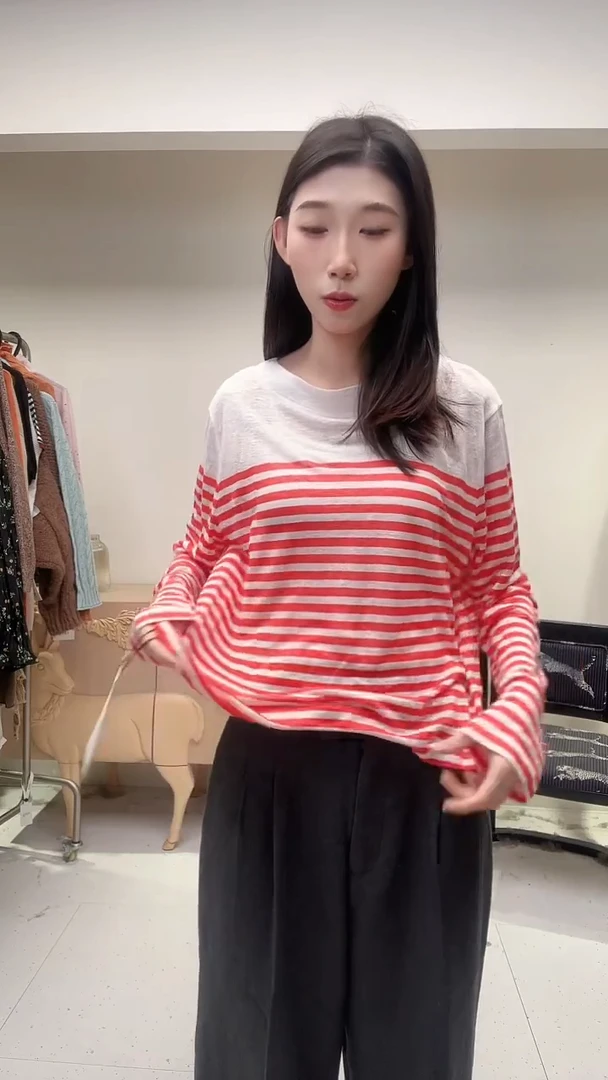 白红条纹休闲上衣