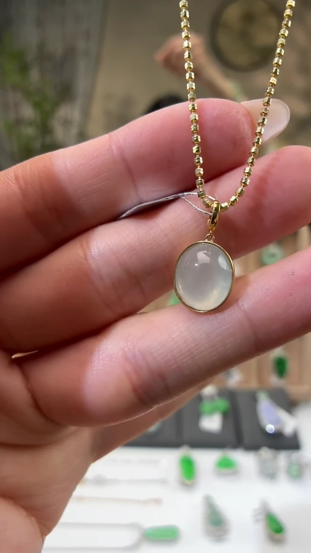 18K金镶嵌翡翠耳饰蛋面