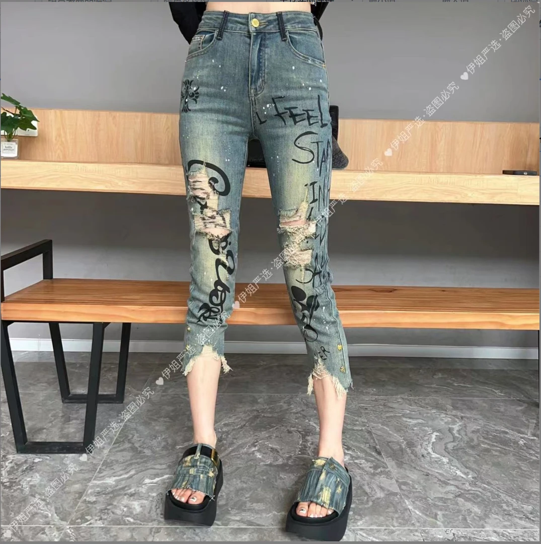 【YJ·高定】2025新款字母涂鸦百搭显瘦破洞小脚牛仔裤YJ225