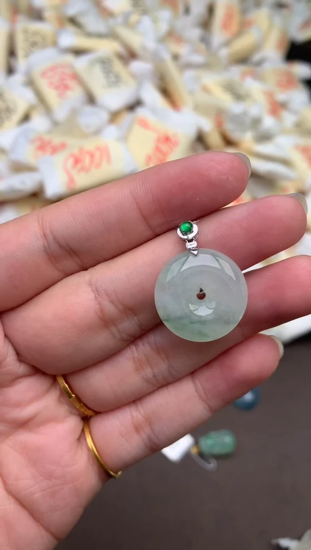 翡翠挂件18K金镶嵌—
