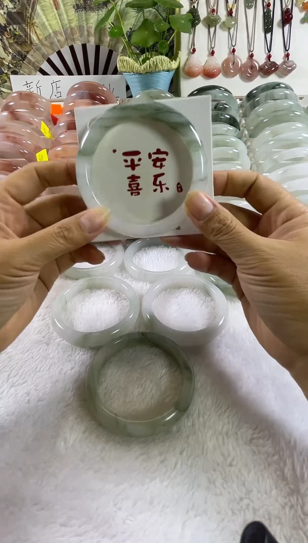石英质玉（天山翠）手镯未镶嵌60