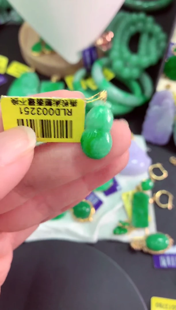 颈饰18K金镶嵌翡翠挂件
