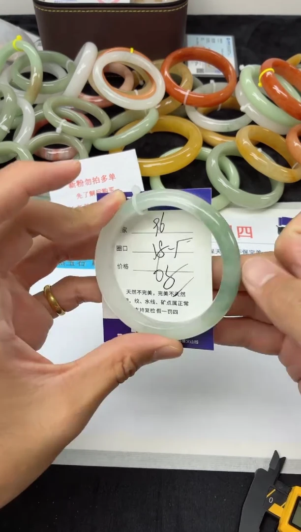 未镶嵌手镯石英质玉96