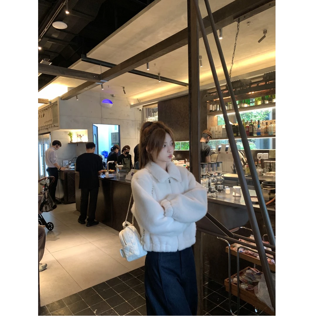 冬日小雪球温柔风白色翻领毛毛上衣女保暖小个子皮毛一体短外套女
