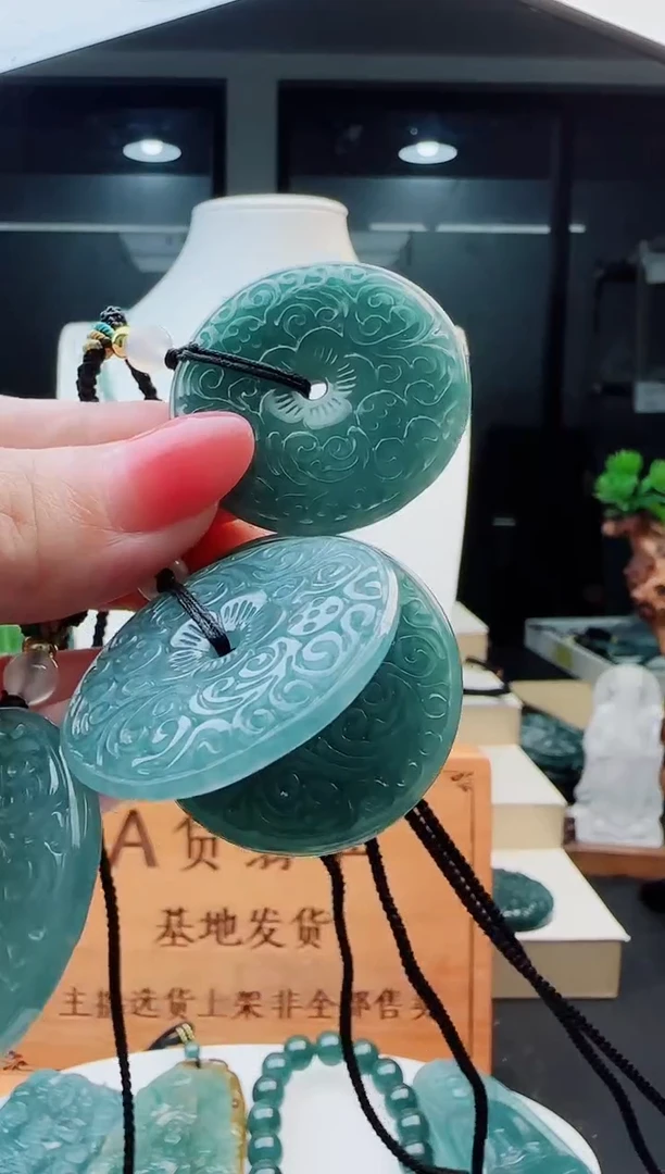 翡翠未镶嵌颈饰多样性发货其中一件