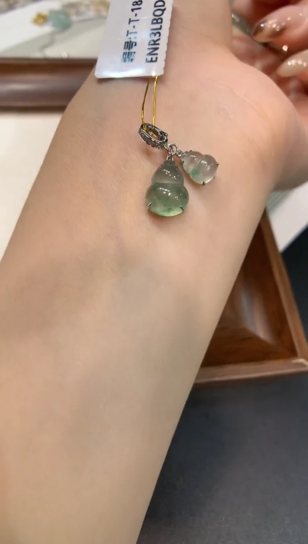 颈饰18K金镶嵌翡翠葫芦