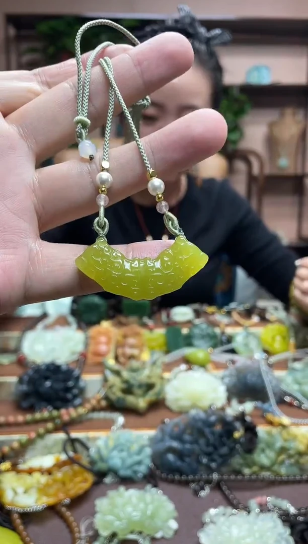 未镶嵌岫玉颈饰·1