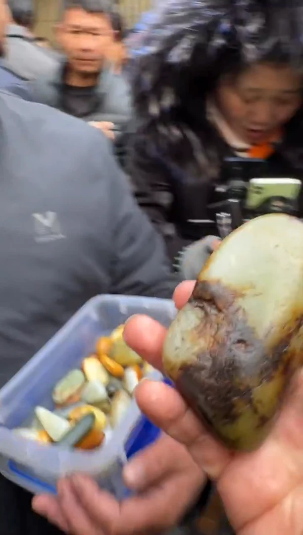 未镶嵌和田玉（糖玉）挂件和田玉