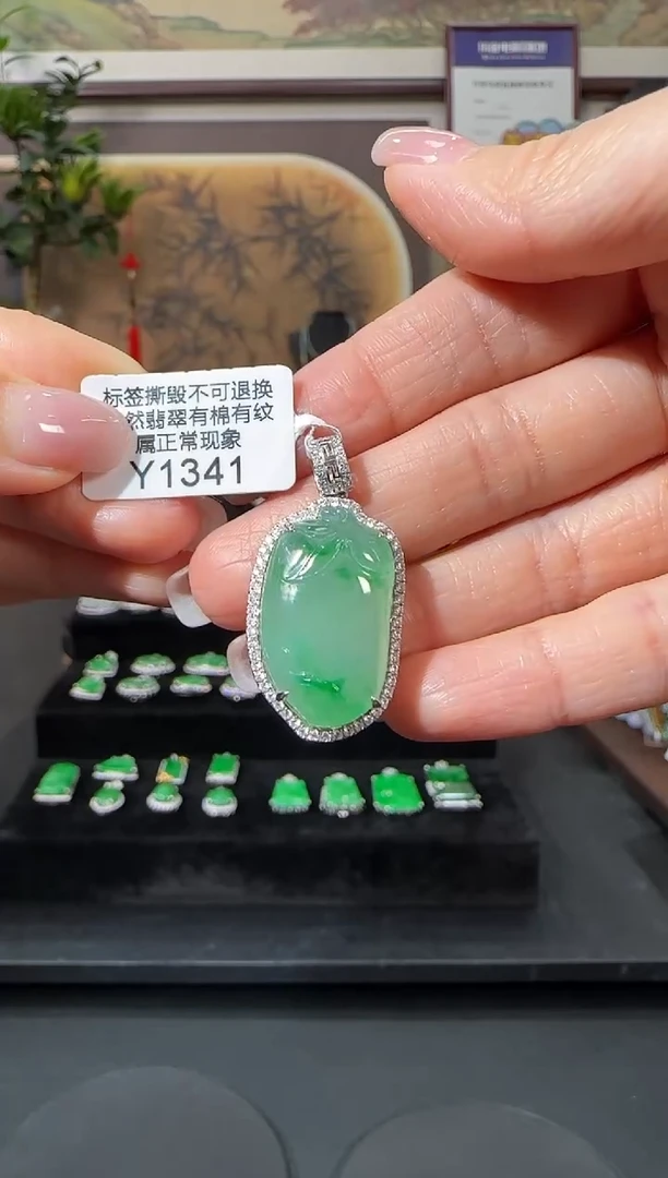 颈饰18K金镶嵌翡翠Y1341福果