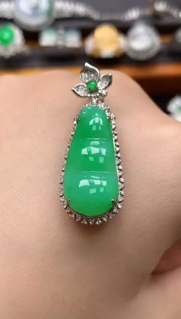 颈饰18K金镶嵌翡翠吊坠