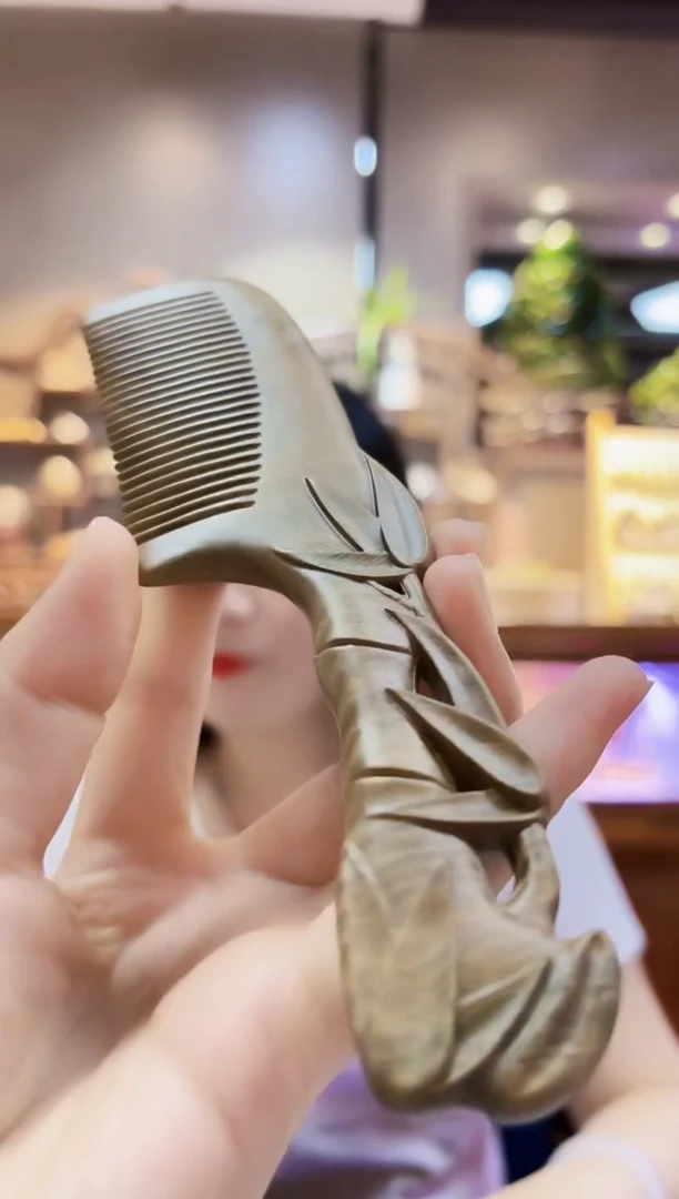 维腊木（绿檀）无事牌梳子