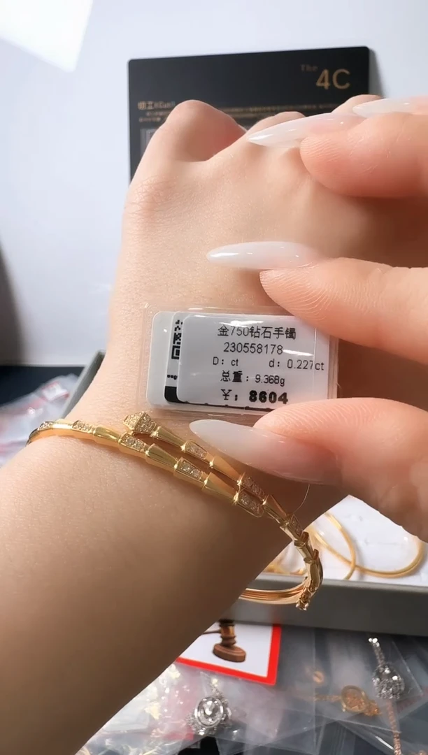 手镯18K金镶嵌钻石手镯