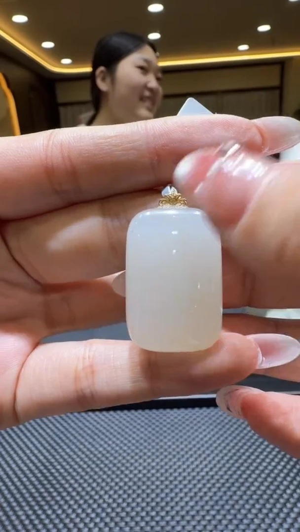 颈饰18K金镶嵌和田玉挂件