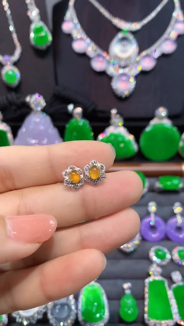 18K金镶嵌翡翠耳饰耳钉