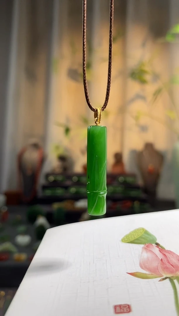 颈饰18K金镶嵌和田玉美***～，碧玉竹节