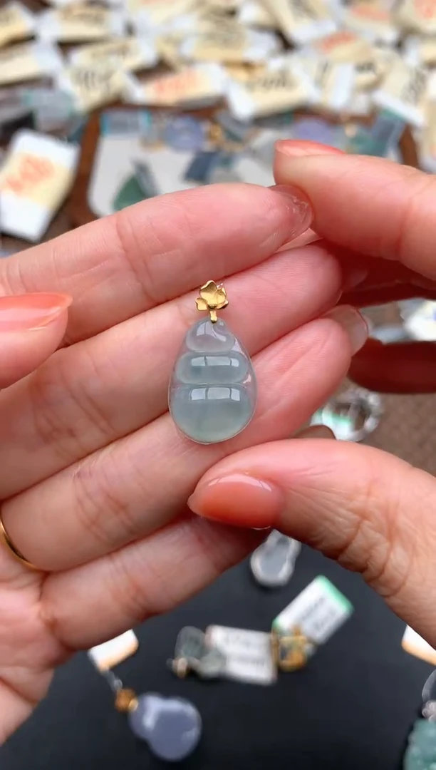 18K金镶嵌挂件翡翠—