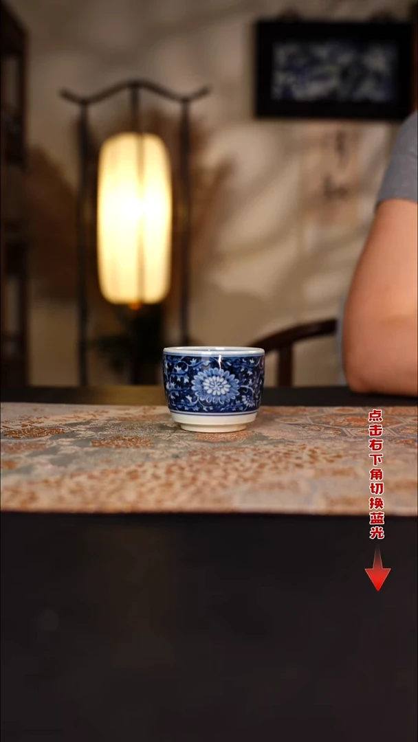 元黛工坊青花蓝底扁菊敦敦杯