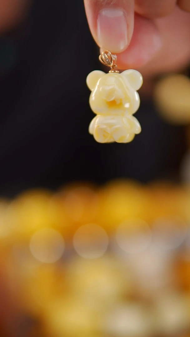 18K金镶嵌颈饰蜜蜡骨花小熊吊坠5.15