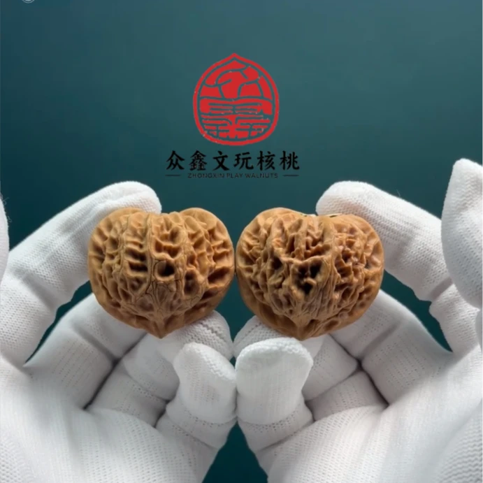 众鑫清华哥-宫灯文玩核桃44左右尺寸