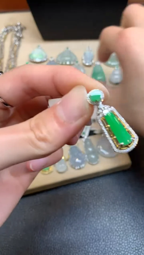 【闪购商品】翡翠颈饰18K金镶嵌无事牌【无服务费】