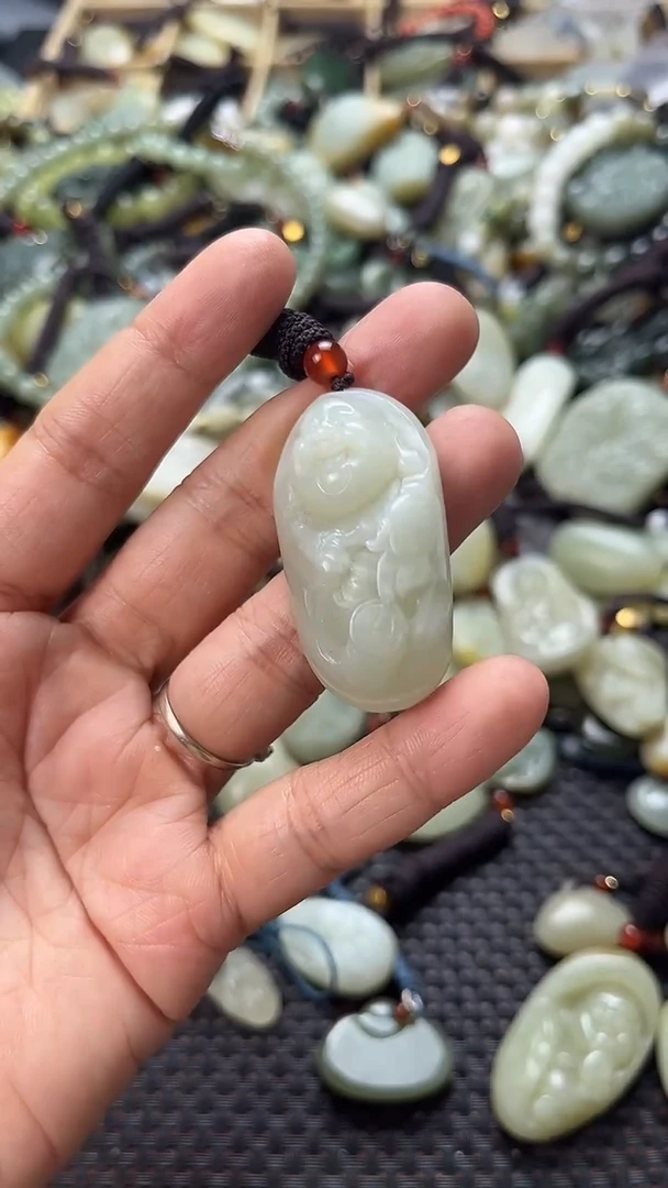 和田玉未镶嵌颈饰多样性发货没有证书拍一发一有瑕